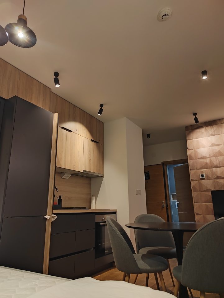 Kuhinja i ulaz u apartman