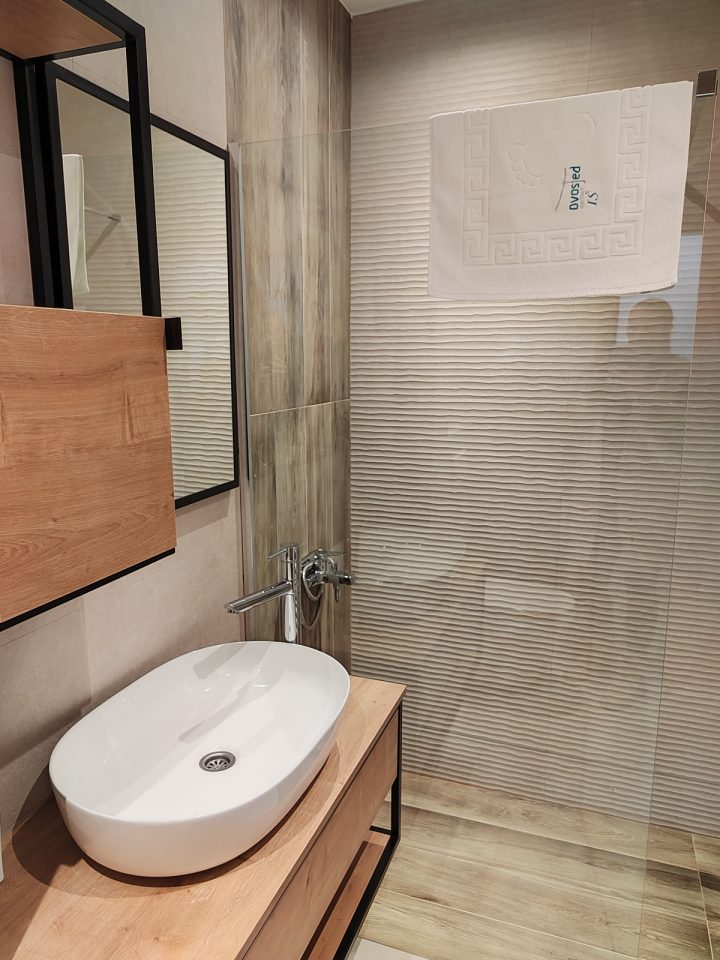 Lavabo, ogledalo i tuš sa staklenom pregradom