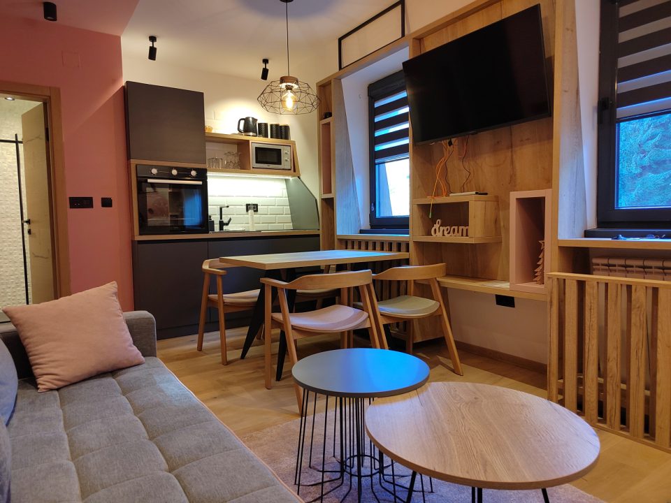 Sofa, klub stolići i trpezarijski sto