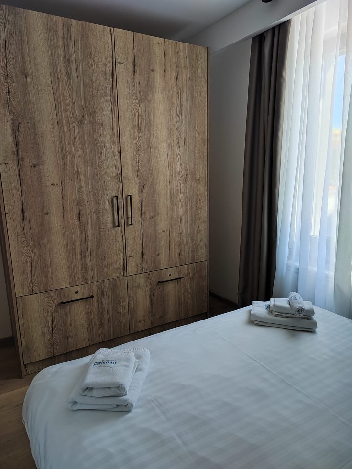 Spavaća soba sa ormarom i krevetom