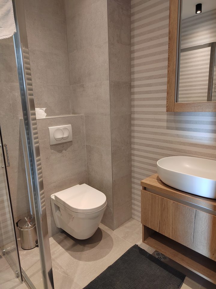 Kupatilo sa tuš kabinom, WC šoljom i lavaboom