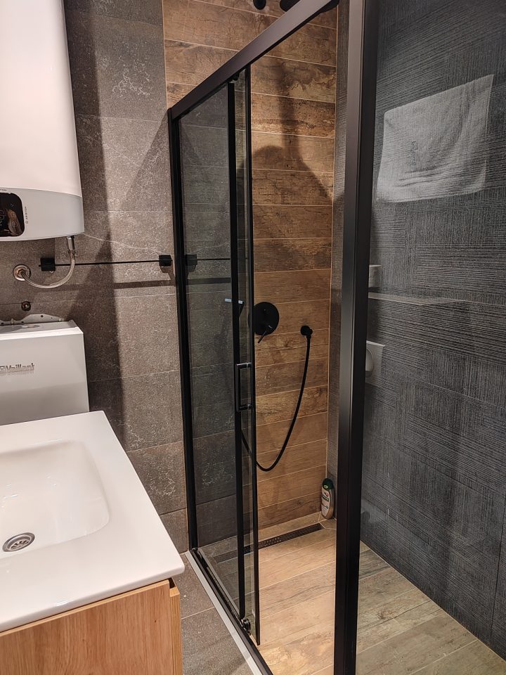 Lavabo i tuš kabina sa crnim okvirom