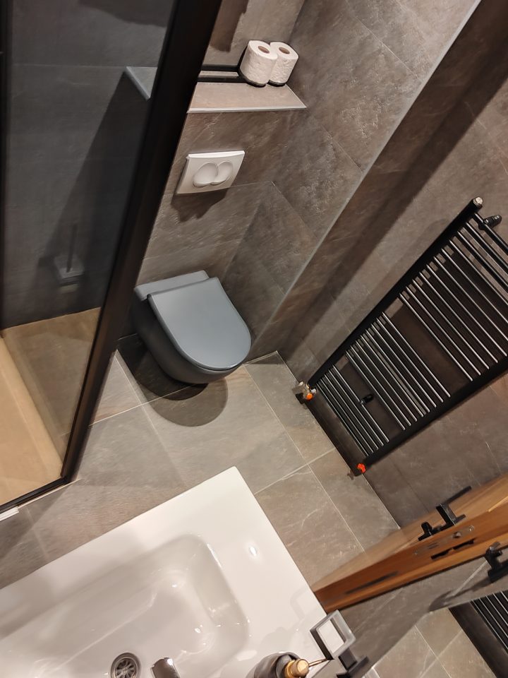 Viseća WC šolja i sušač za peškire