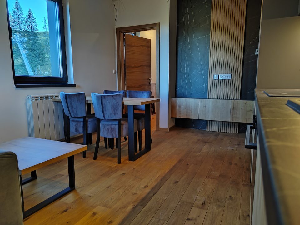 Trpezarijski sto uz prozor sa pogledom na žičaru
