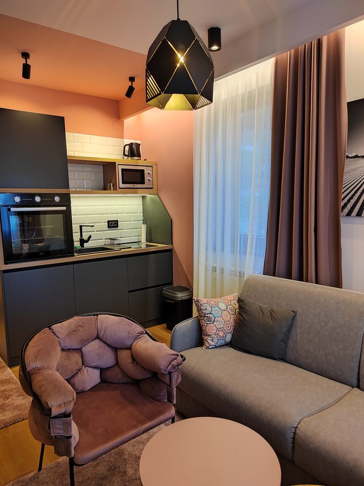 Kuhinjski niz, fotelja i sofa kraj prozora