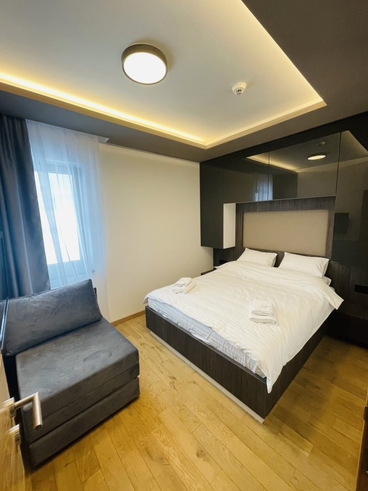 Spavaća soba sa bračnim krevetom i foteljom