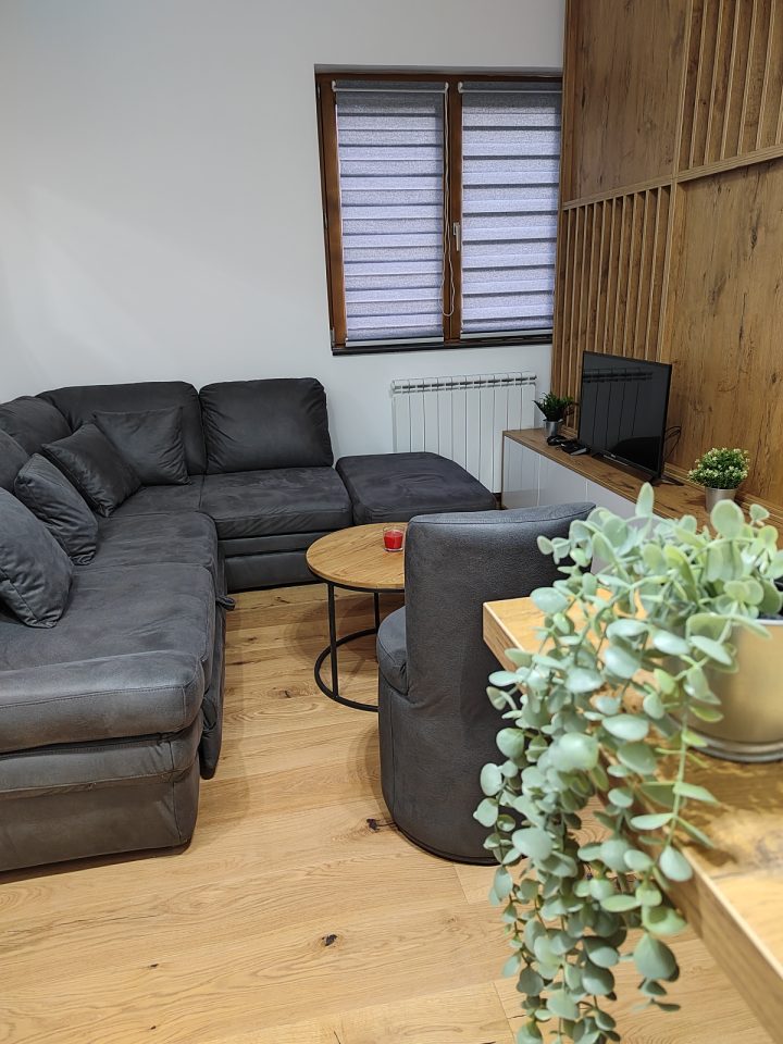 Ugaona garnitura, fotelja i TV